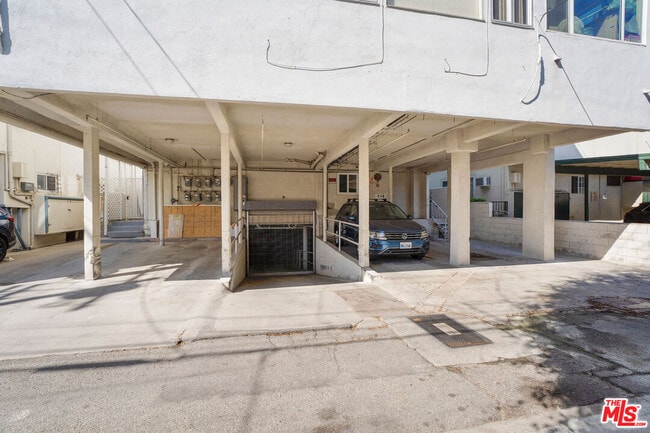 Building Photo - 248 S Doheny Dr