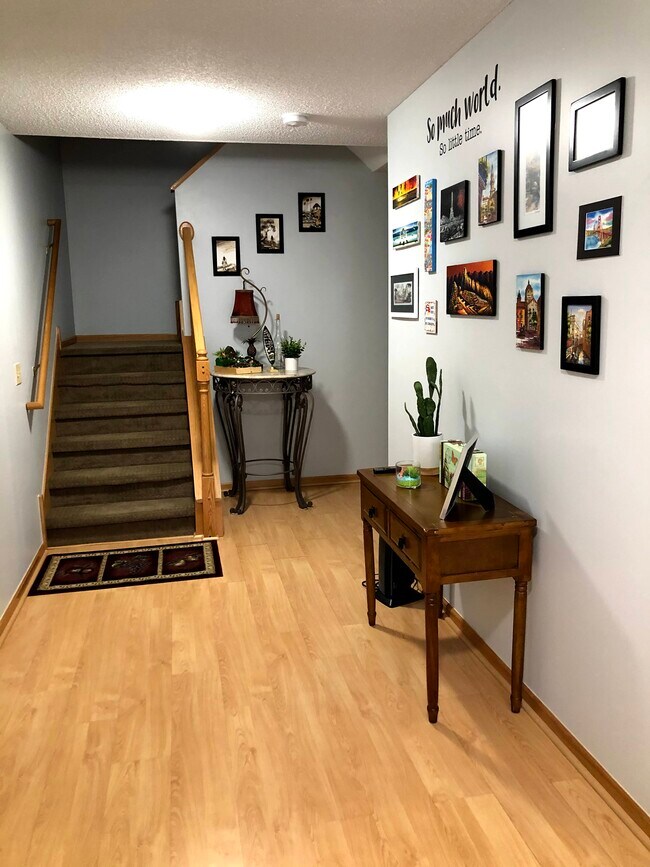 1st floor - entry way - 679 Woodduck Dr