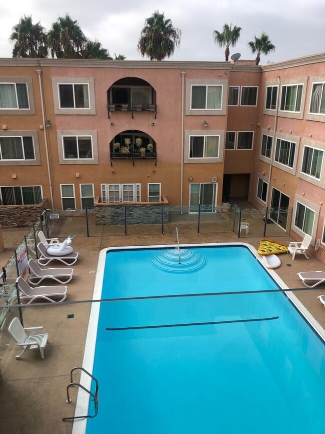 Building Photo - Ocean View 1 Bed/1 Bath in North Pacific Beach!