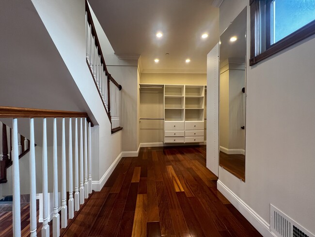 Building Photo - 19 Rosewood Dr