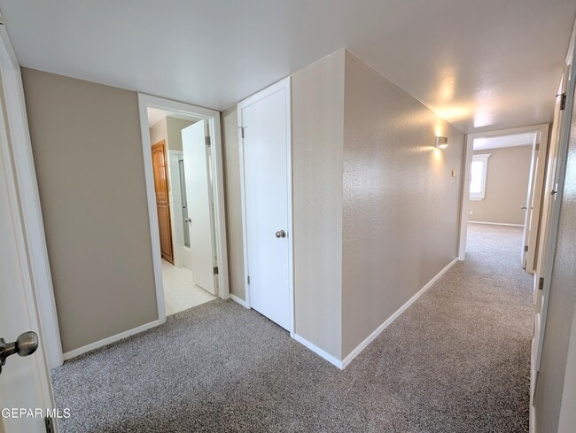 Building Photo - 612 Somerset Dr