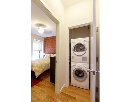 Building Photo - 303 Newbury St