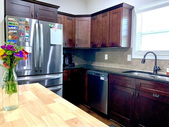 Building Photo - 2925 McManus Cir