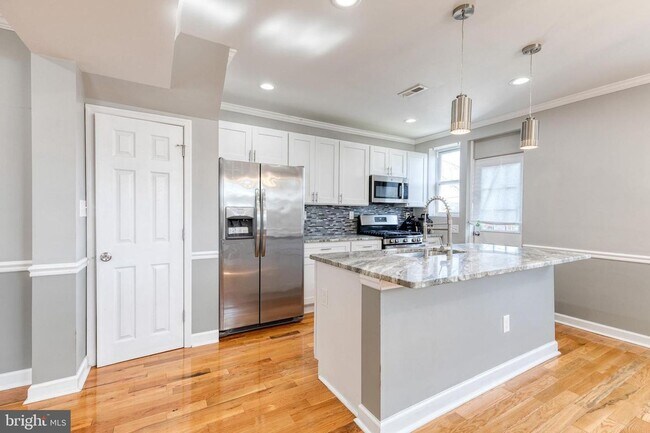 Building Photo - Welcome to this beautifully renovated 4bd 2bth end-of-group townhome in Baltimore!