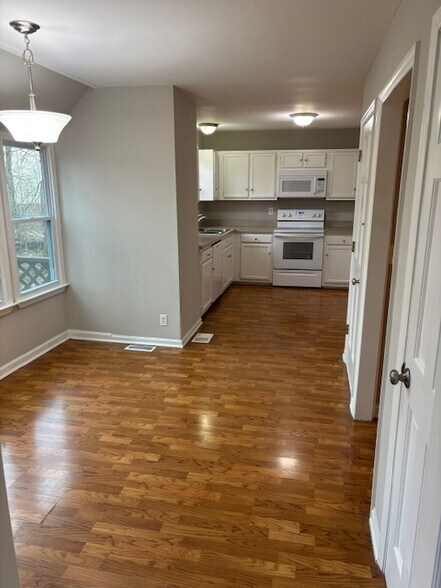 Breakfast Are and Kitchen - 513 Shannon Green Cir SW