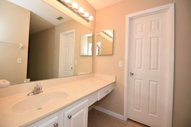 Building Photo - Second floor condo 2/1.5 located at the Fa...