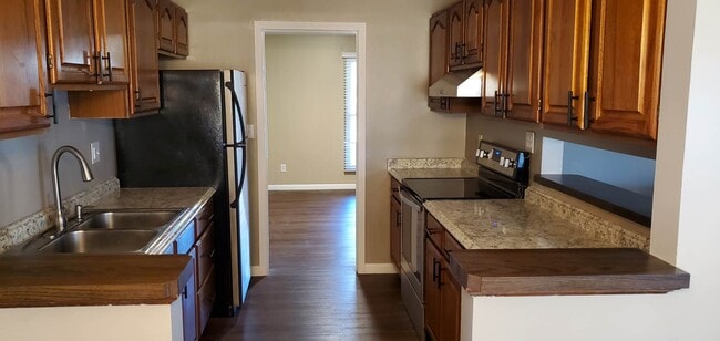 Building Photo - 2032 Meadowside Ln