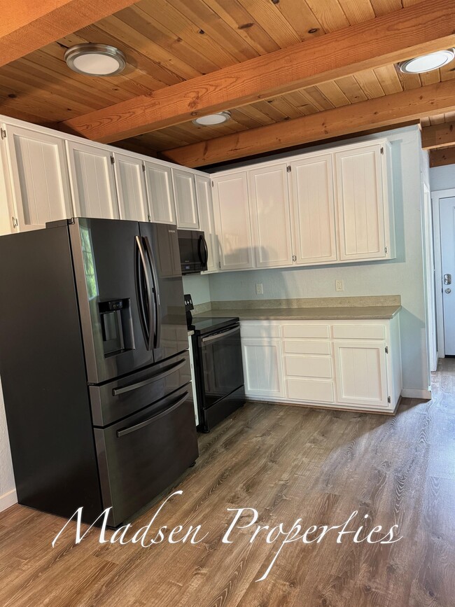 Building Photo - 20 Fairhill Dr