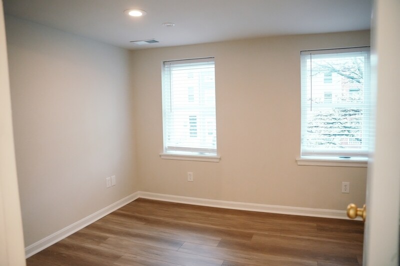 Building Photo - 916 W Lombard St