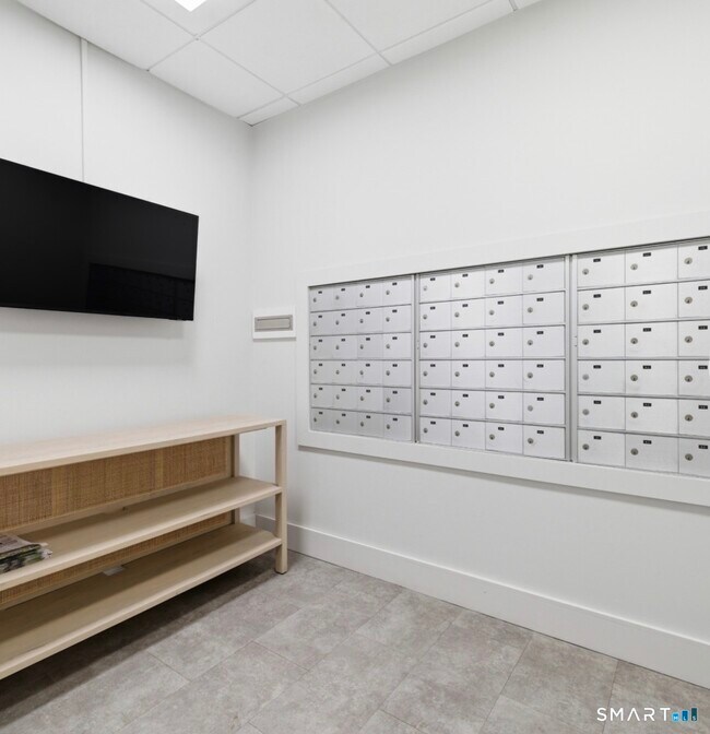 Building Photo - 893 Farmington Ave