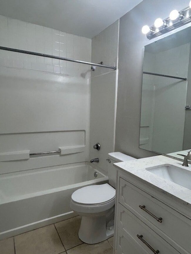 Building Photo - 9505D University Terrace