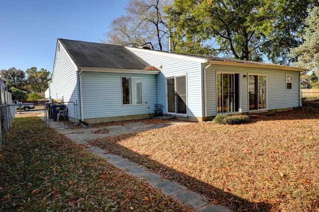 Building Photo - **Charming Ranch-Style 2-Bedroom Home with...