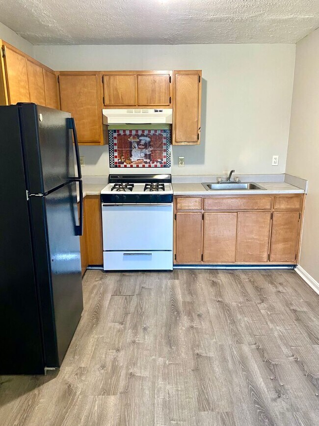 Building Photo - Remodeled 3 bedroom apartment in Portland - Section 8 accepted