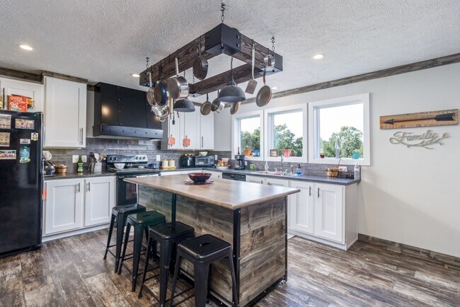 Building Photo - Updated Modern 3 Bedroom Manufactured Home!