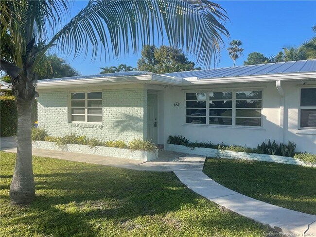 Primary Photo - 885 NW River Shores Blvd