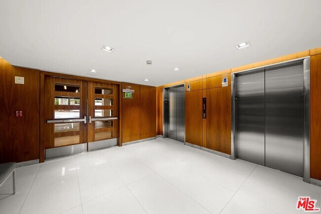 Building Photo - 838 N Doheny Dr