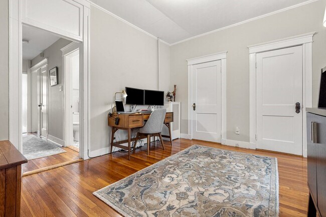 Building Photo - 376 Riverway