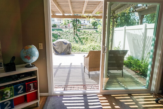 Building Photo - Wonderful 2 bedroom / 2.5 bath Home in Pla...