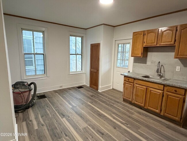 Building Photo - 345 Hastings St