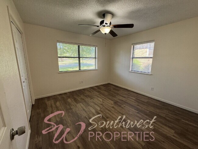 Building Photo - Lovely 3 bedroom 2 bath in desirable neighborhood