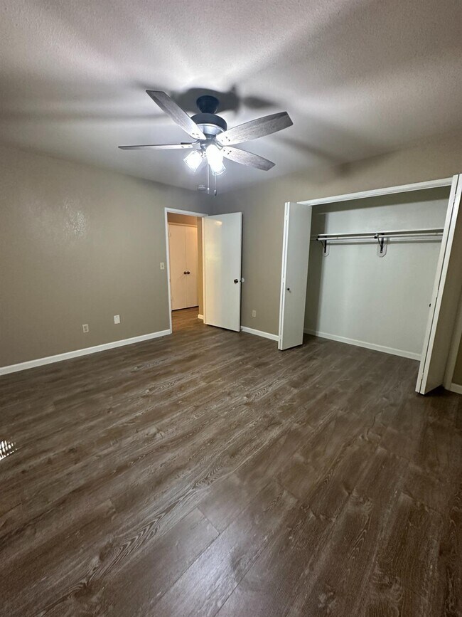 Building Photo - 5072 N Forkner Ave
