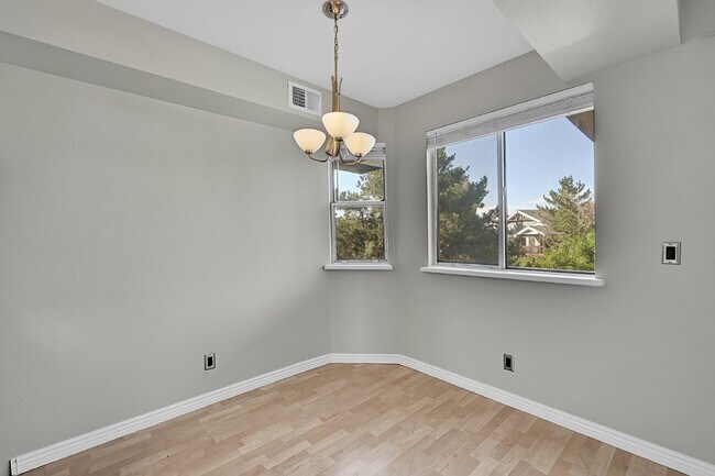 Building Photo - $1,650.00 - 2 Bedrooms, 1.5 Bathrooms Condo in Aurora with Cozy Fireplace!