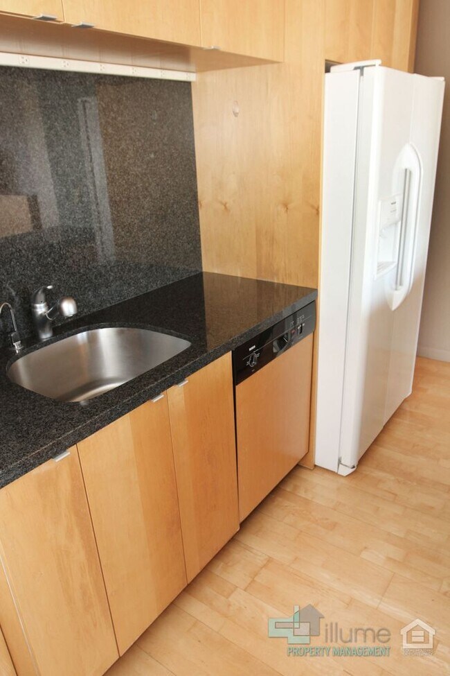 Building Photo - Condo Near OHSU with Huge Deck, Stunning Views and Parking