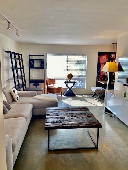 Building Photo - 970 Palm Ave