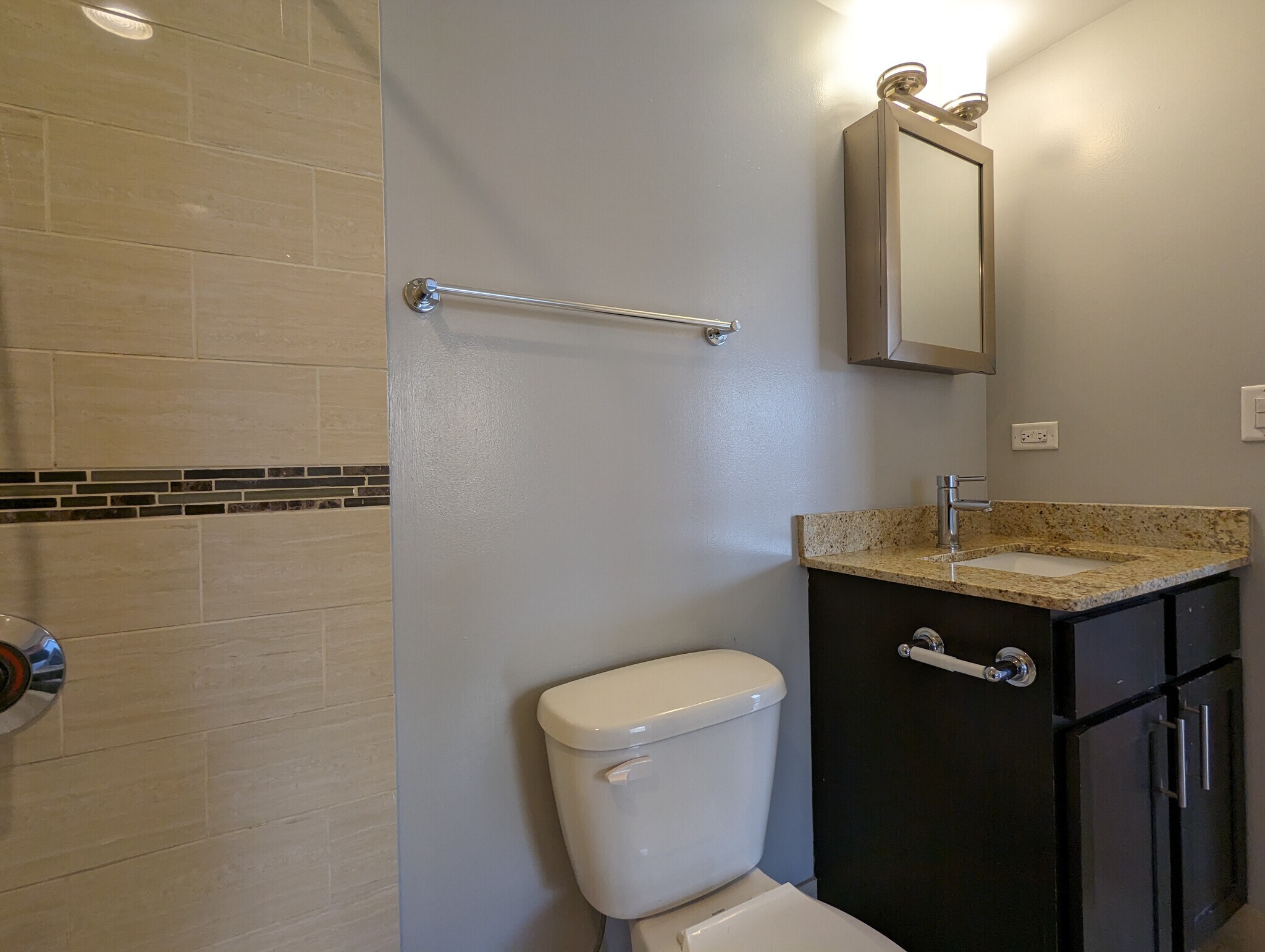 Building Photo - 4744 N Maplewood Ave