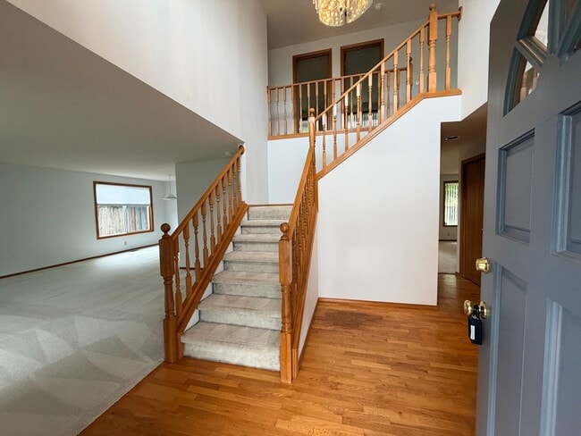 Building Photo - Wonderful 4 bedroom in desirable Hillsboro neighborhood.