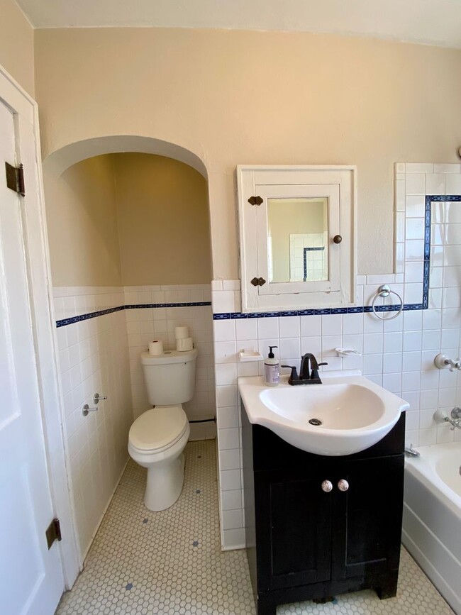 Building Photo - 2 bed/1 bath Upstairs Duplex with Private ...