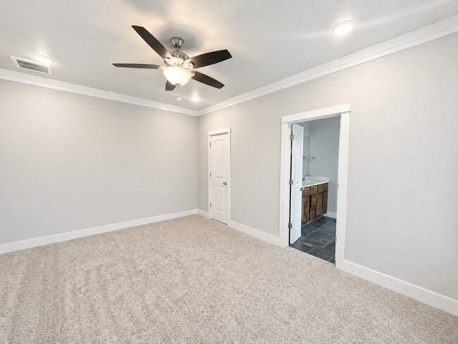 Building Photo - AVAILABLE FOR MOVE-IN WITH A 2-WEEK NOTICE