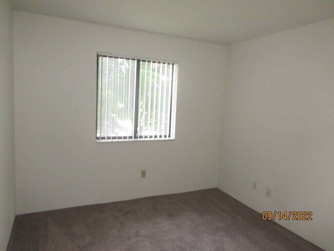 Building Photo - Available October 2025 Remodeled 2 Bedroom...