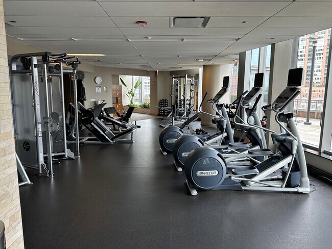 Building Photo - 420 E Waterside Dr