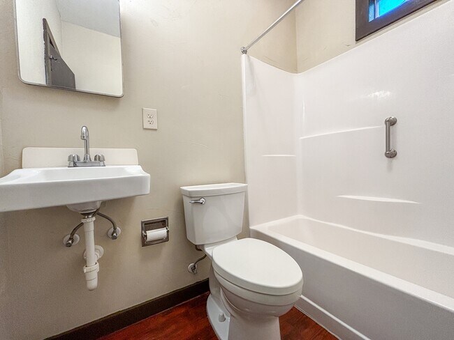 Building Photo - 124 S Krueger Ave
