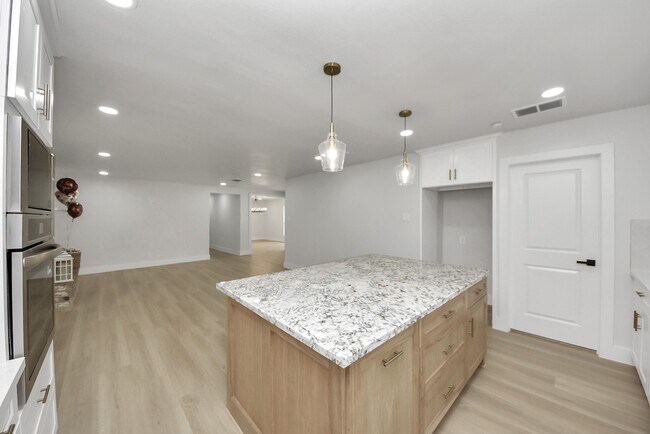 Building Photo - 26206 Maplewood Dr