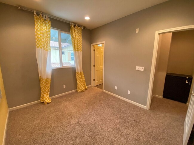 Building Photo - 4Br4Ba Former Model Townhouse Top of the L...