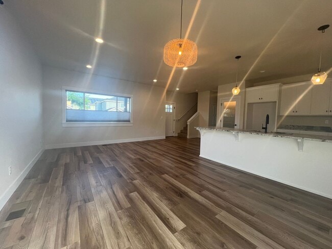 Building Photo - Charming three bedroom townhouse in the heart of Talent! | Available Mid May