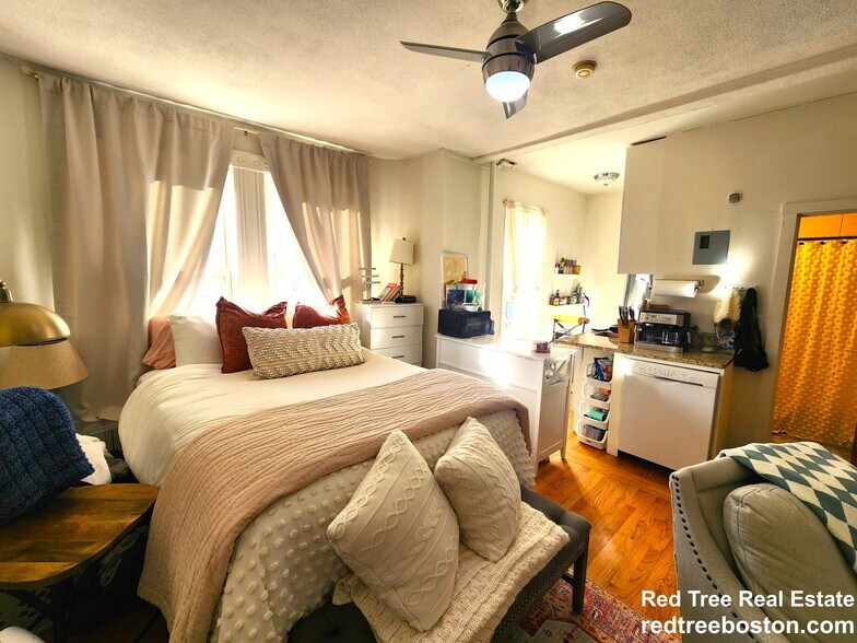 Building Photo - 108 Myrtle St