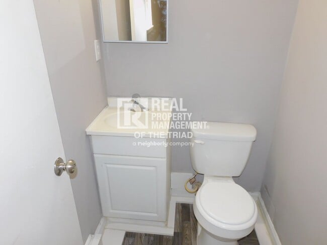 Building Photo - 3 bed/1.5 bath Bungalow in the Heart of Hi...