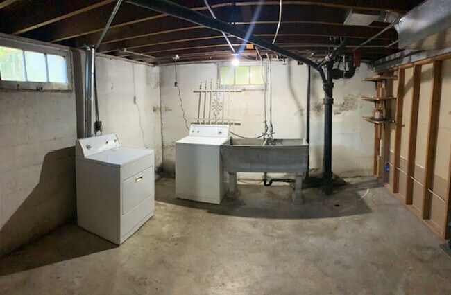 Building Photo - $2,400 - Two Bedrooms, One Full Bath with Bonus Room in Dekum Piedmont Neighborhood