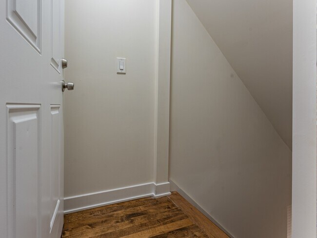Building Photo - 5117 W Cullom Ave