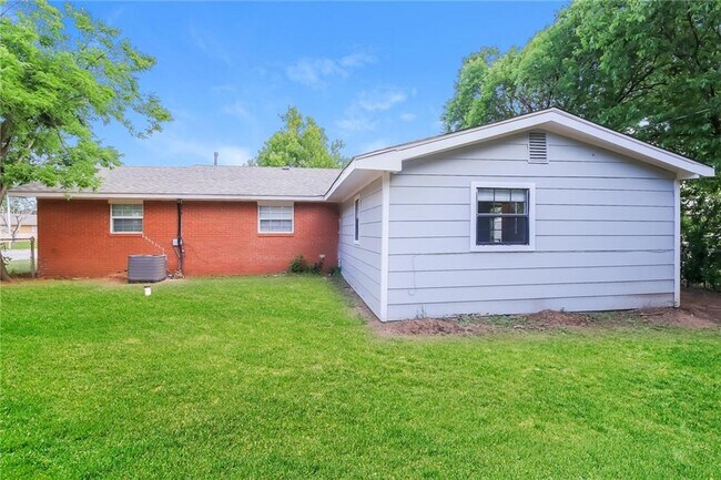 Building Photo - 1153 Elmhurst St