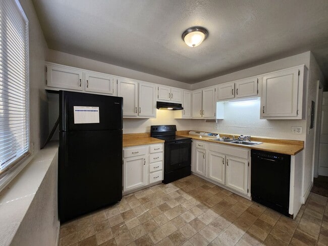 Building Photo - 6616 Provincial Dr