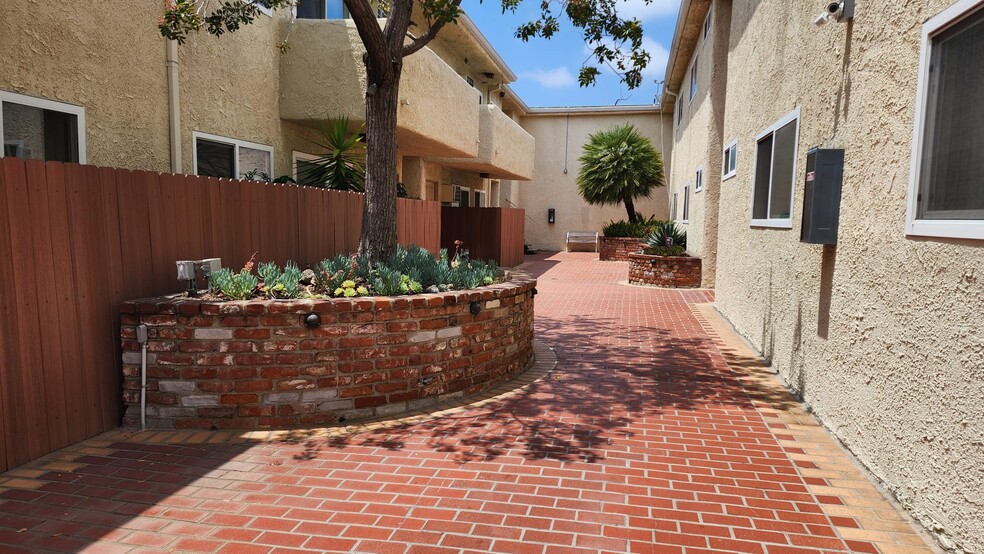 Building Photo - 1525 S Saltair Ave