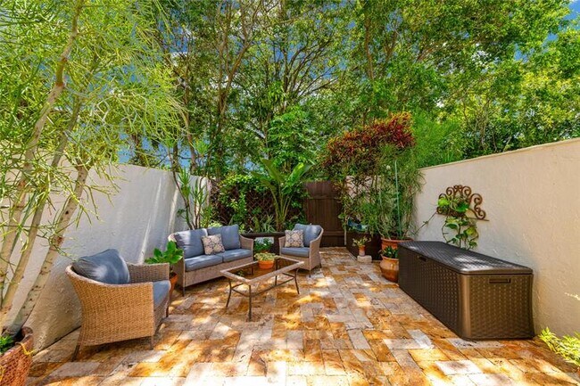 Building Photo - 3020 S Oakland Forest Dr