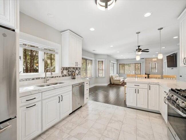 Building Photo - 2325 Shady Ln