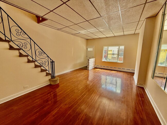 Building Photo - Spacious 3 BR / 1 BA HOUSE in Great South Philly location w/ Hardwood Flooring-Nice Kitchen-Washe...