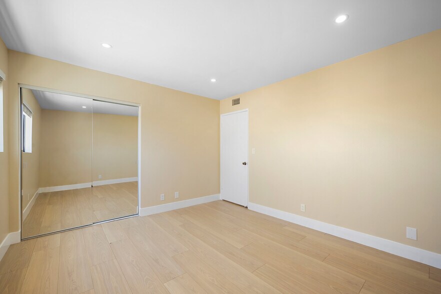 Building Photo - 635 E Elmwood Ave