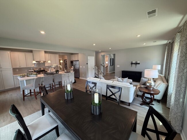 Building Photo - Never loved in Model Homes
